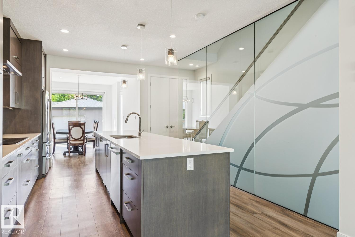 8724 116 ST NW - 8