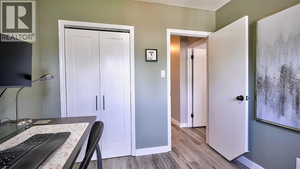 2037 50 Avenue SW - 25