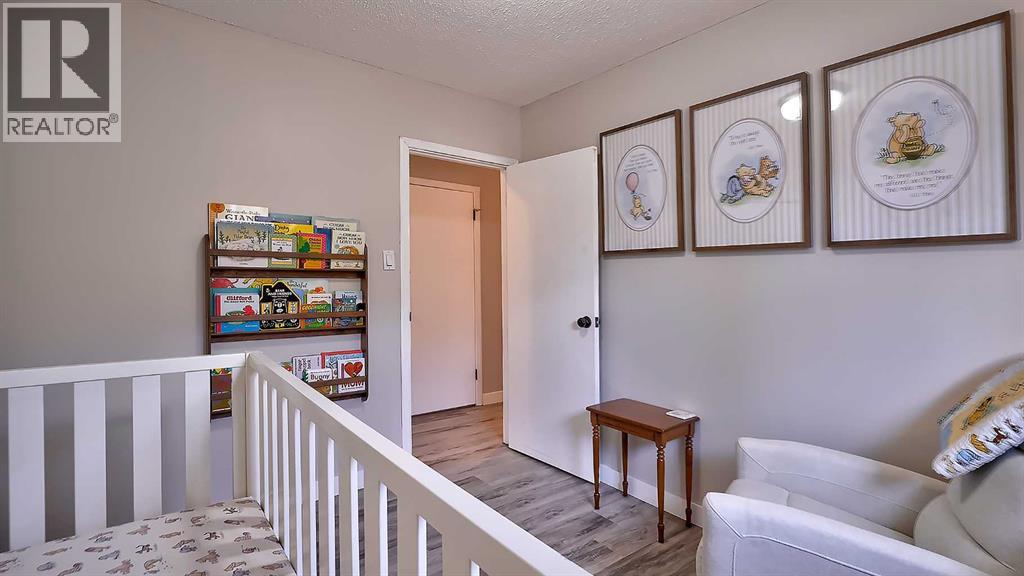 2037 50 Avenue SW — photo 17