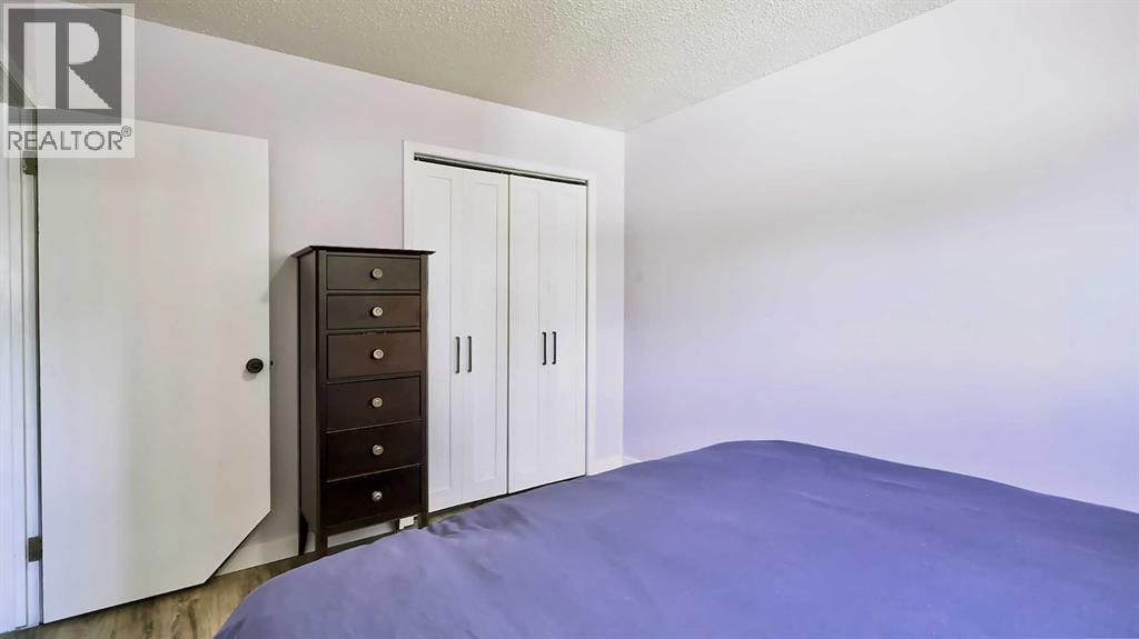 2037 50 Avenue SW — photo 21