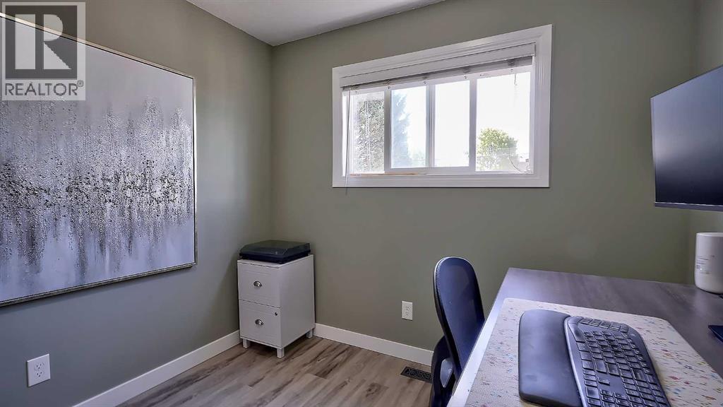 2037 50 Avenue SW — photo 23