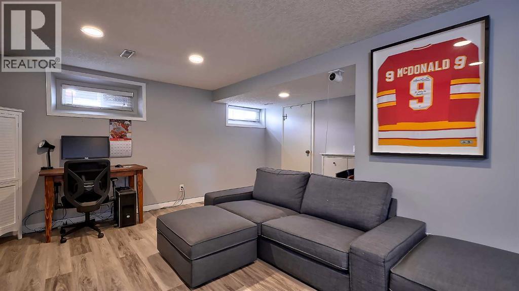 2037 50 Avenue SW - 28