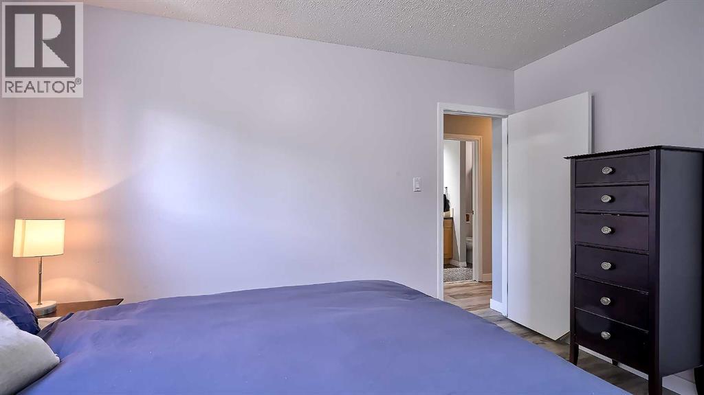 2037 50 Avenue SW - 20