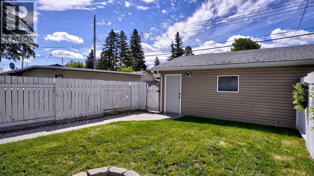 2037 50 Avenue SW - 40