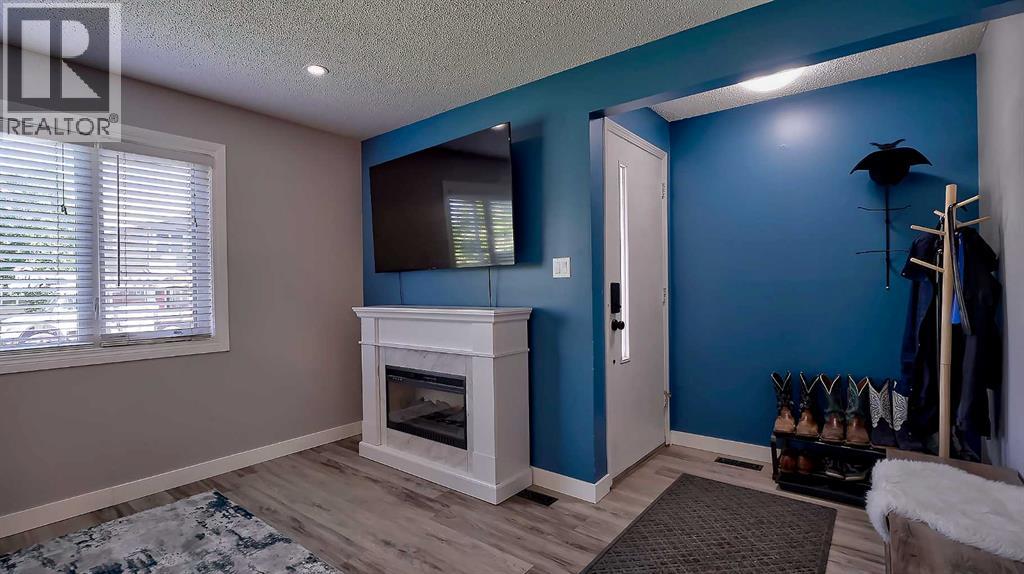 2037 50 Avenue SW - photo 2