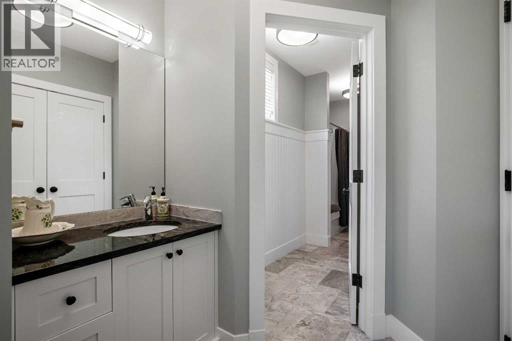 Jack'n Jill bath with separate vanities