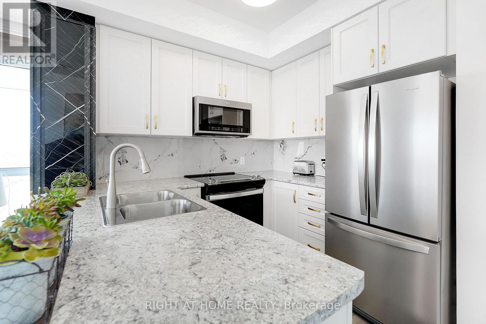 #905 460 DUNDAS STREET E - 10