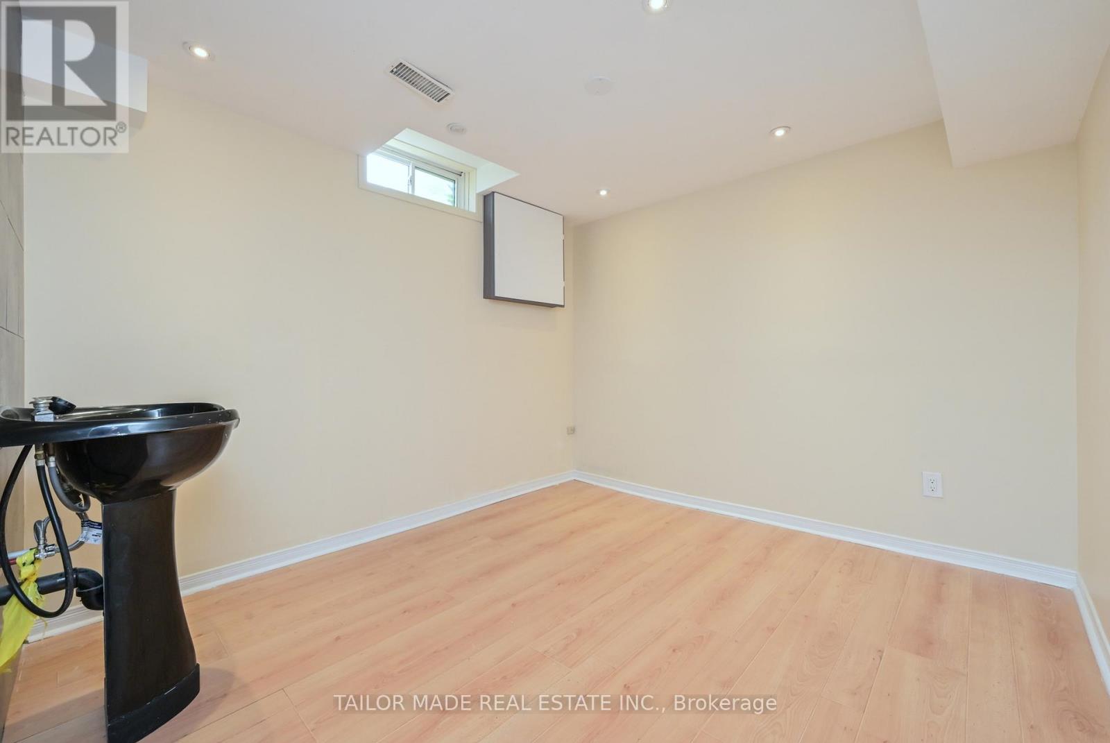 #79 79 GUILDFORD CRESCENT - 24