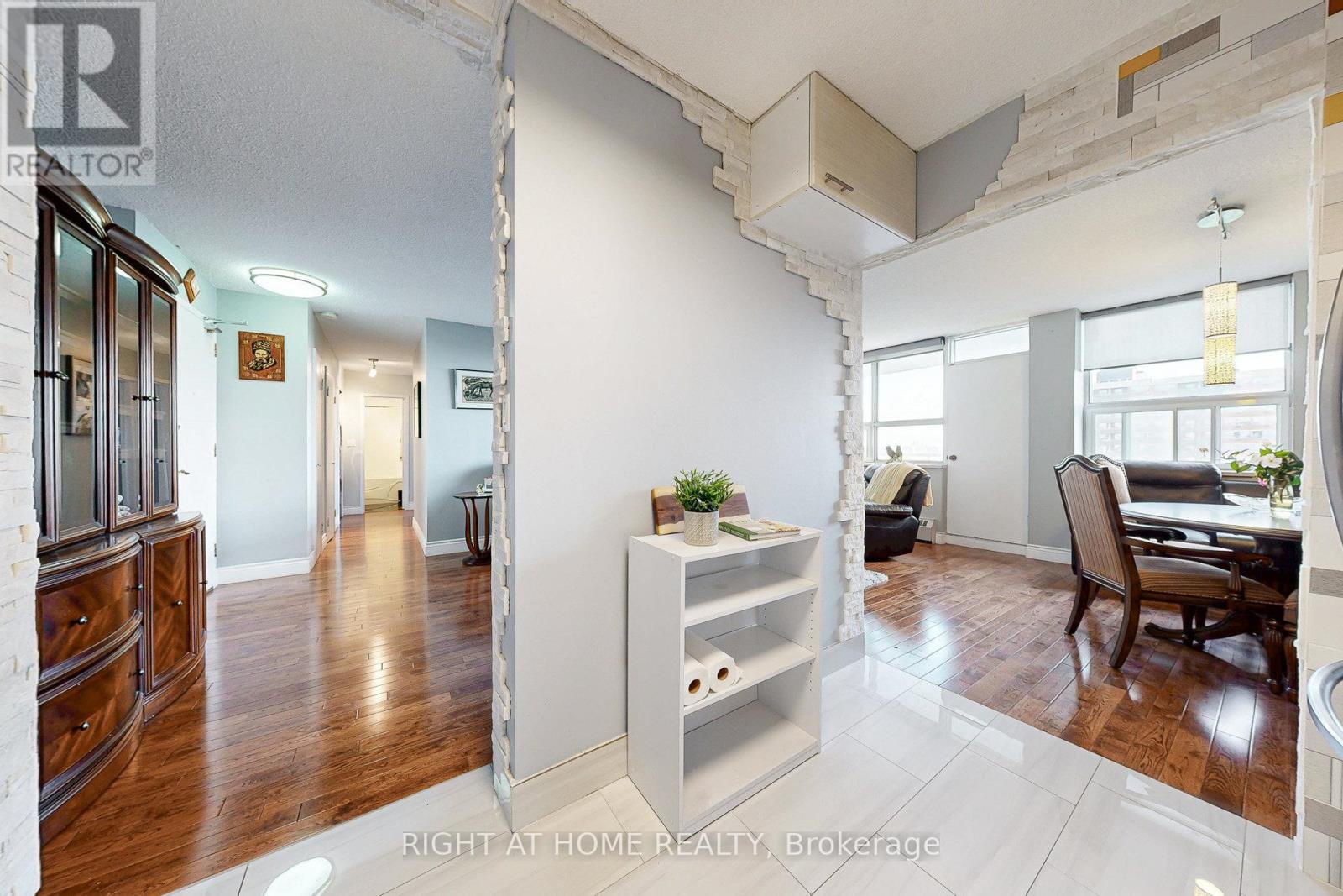 #907 151 LAROSE AVENUE E - 14