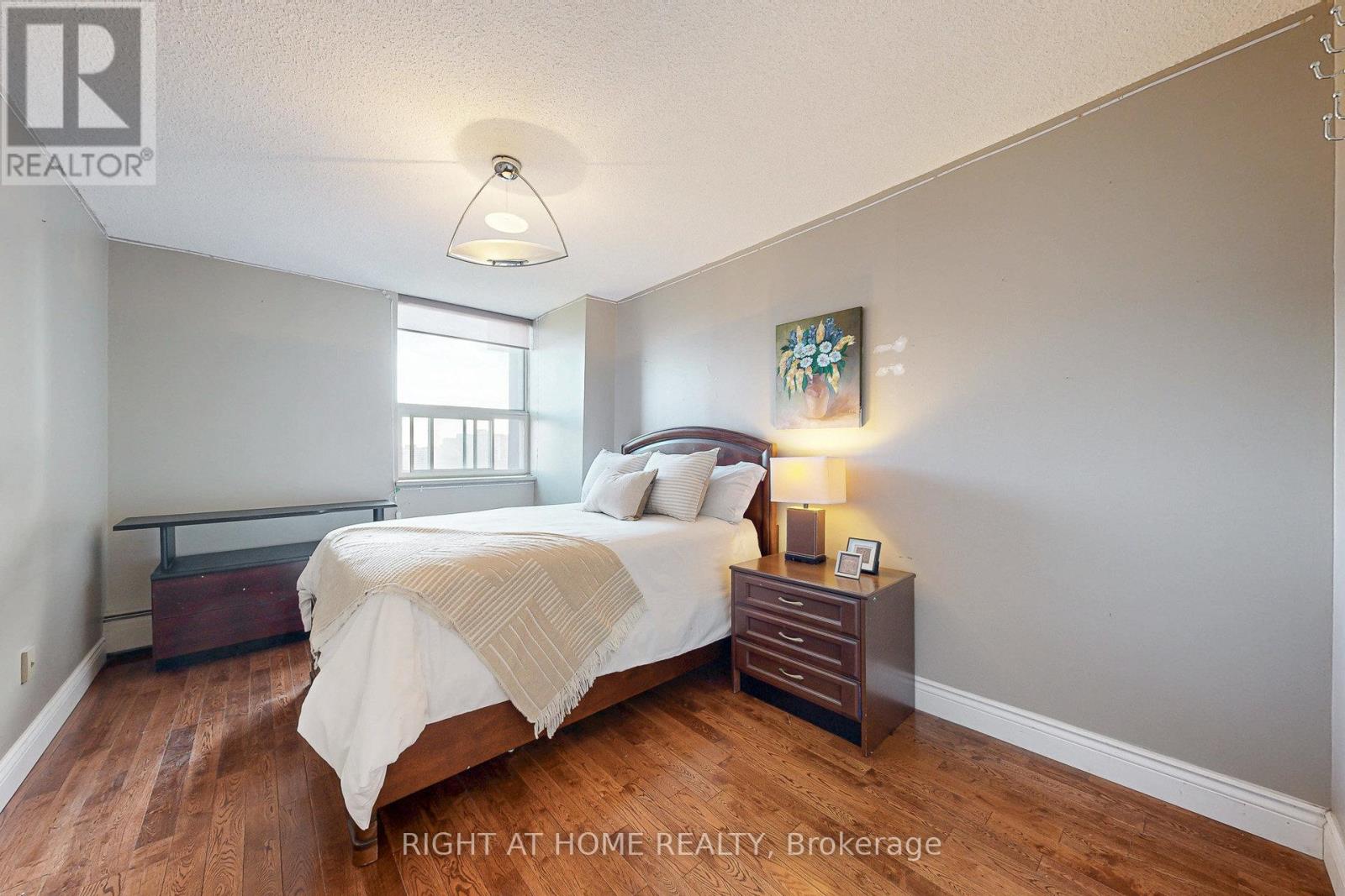 #907 151 LAROSE AVENUE E - 16