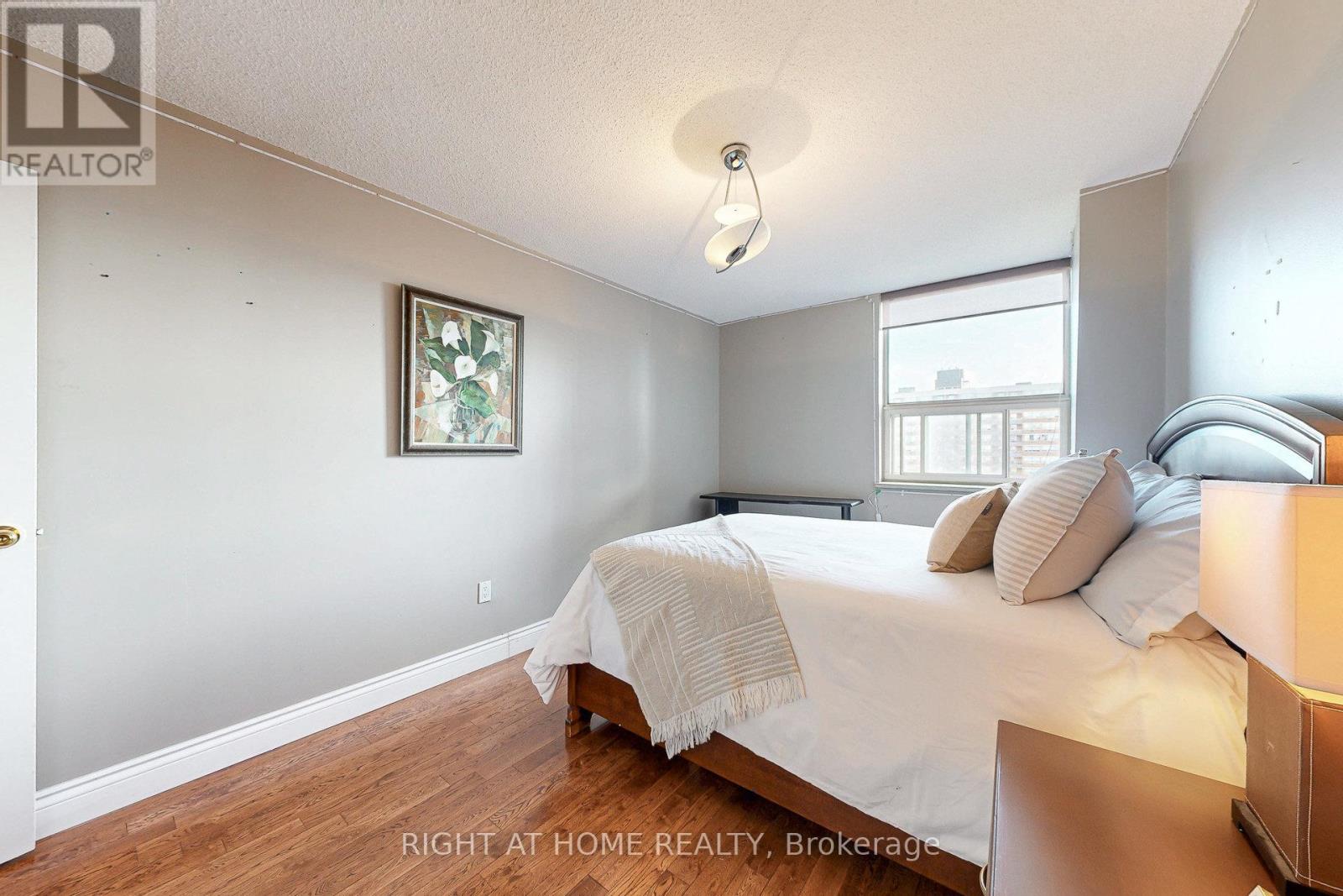 #907 151 LAROSE AVENUE E - 17