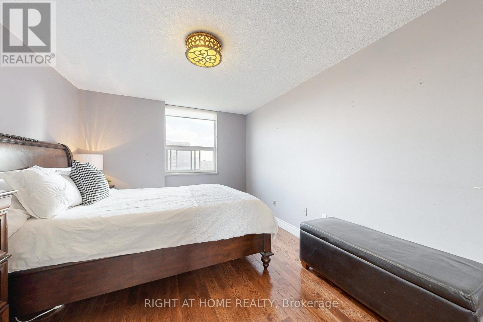 #907 151 LAROSE AVENUE E - 19