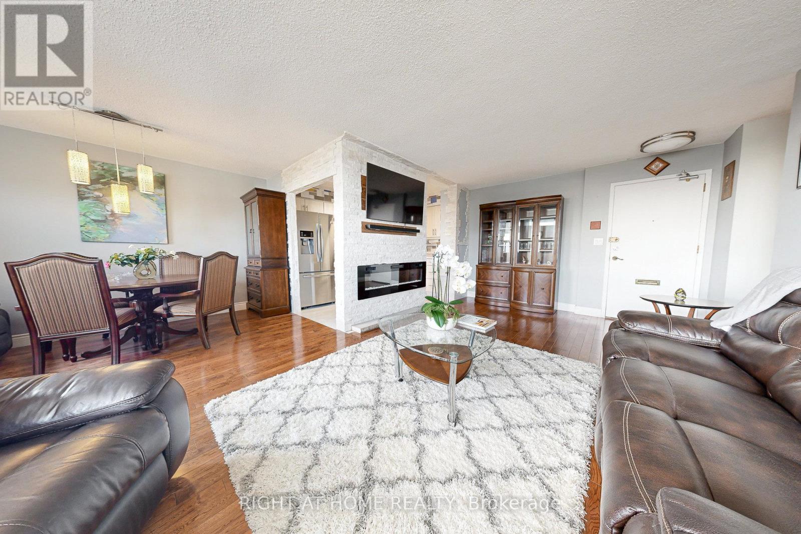 #907 151 LAROSE AVENUE E - 7