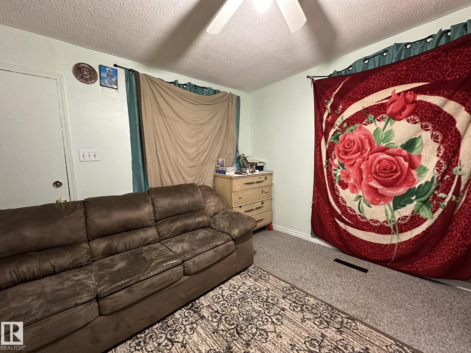 4404 52 ST - 11