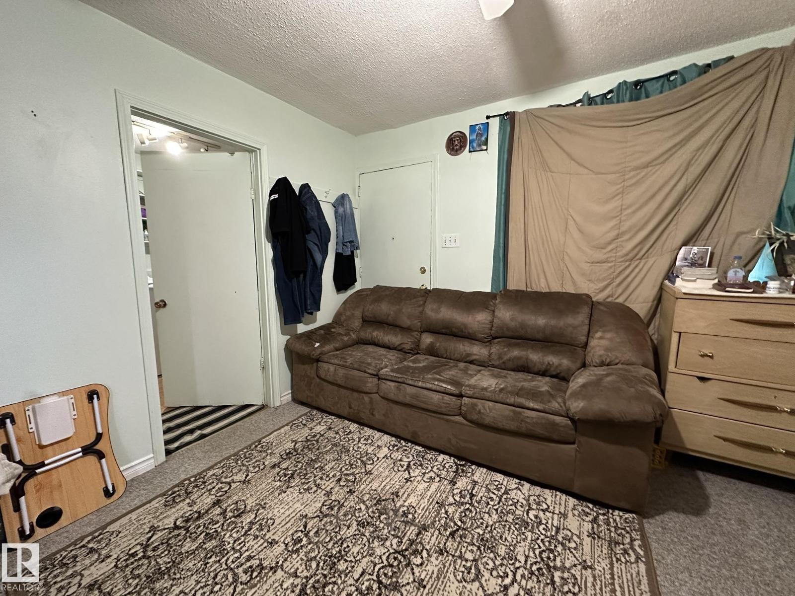 4404 52 ST - 12