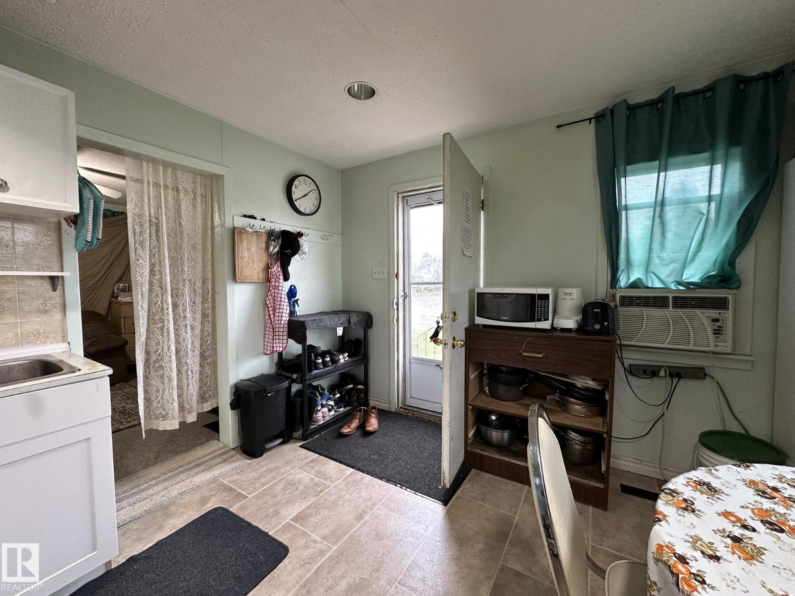 4404 52 ST - 6