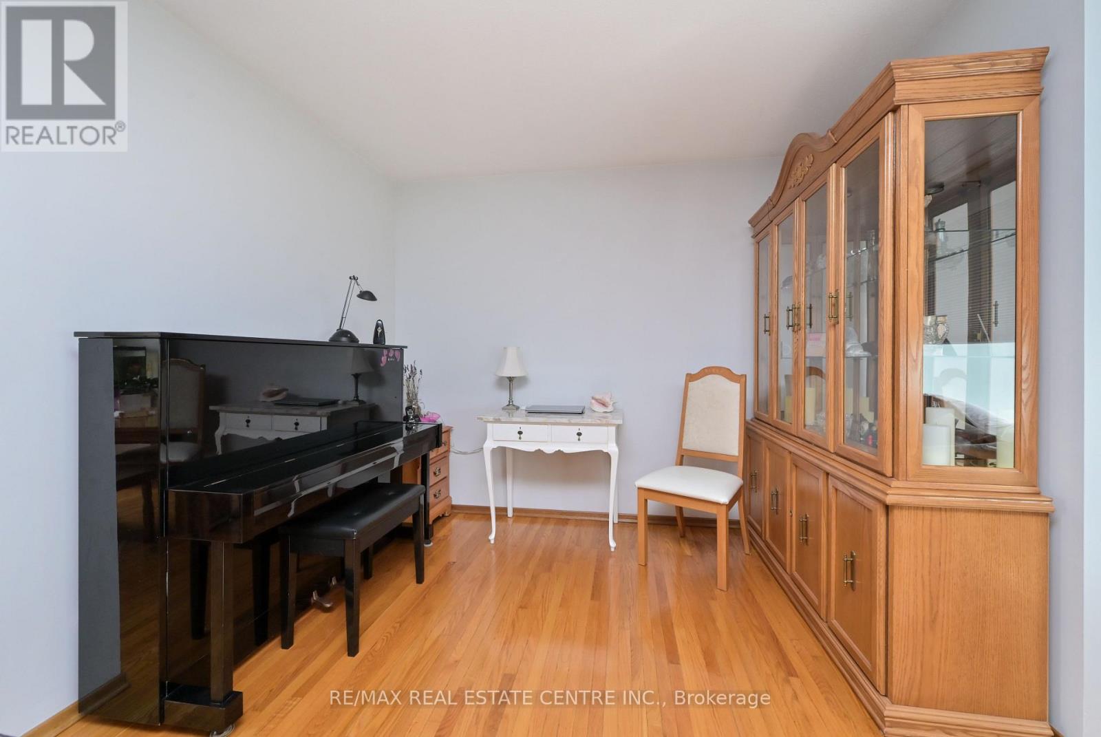 37 MARGARET STREET E - 12