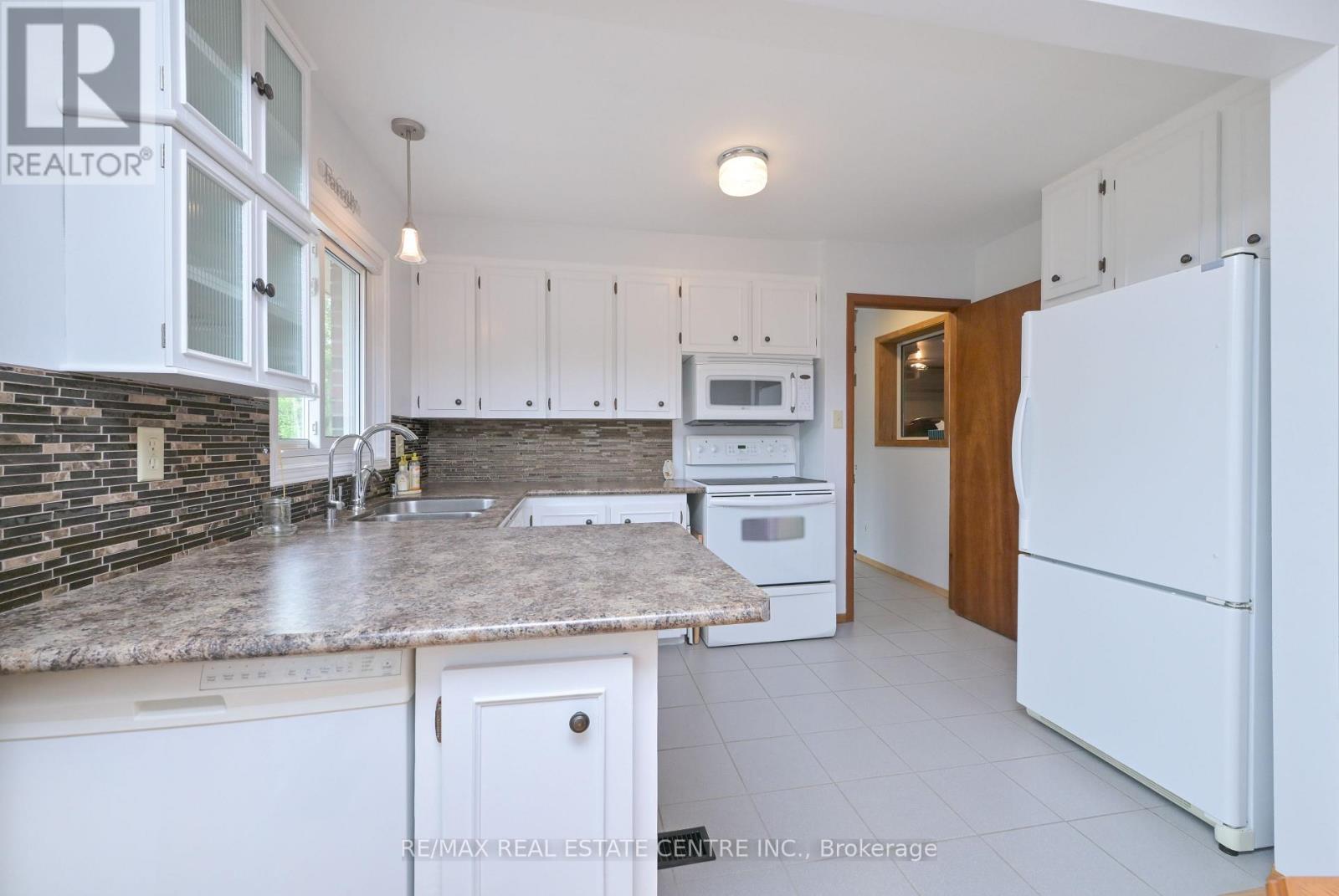 37 MARGARET STREET E - 7