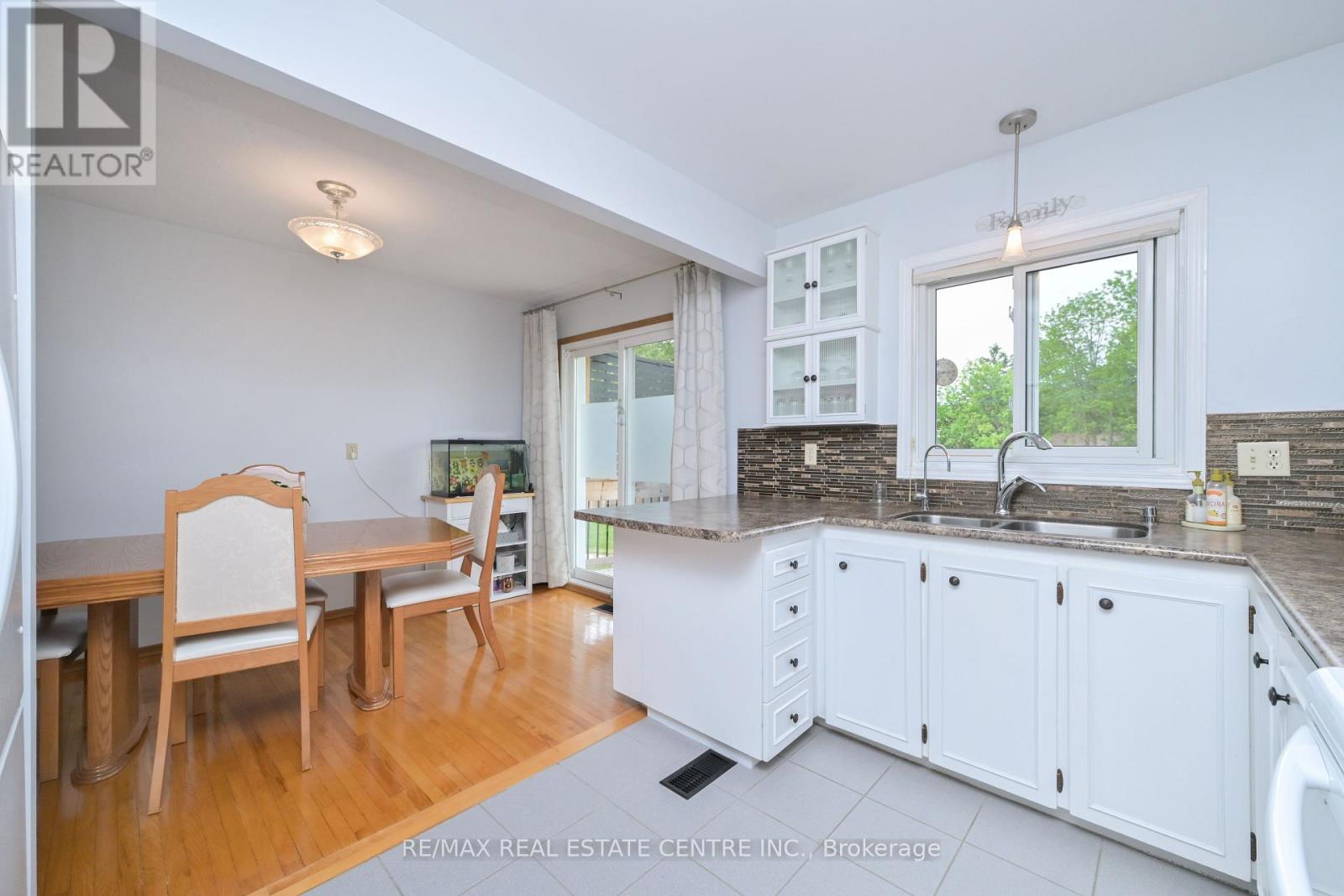 37 MARGARET STREET E - 8