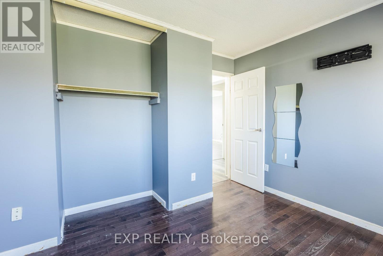 #102 121 UNIVERSITY AVENUE E - 12