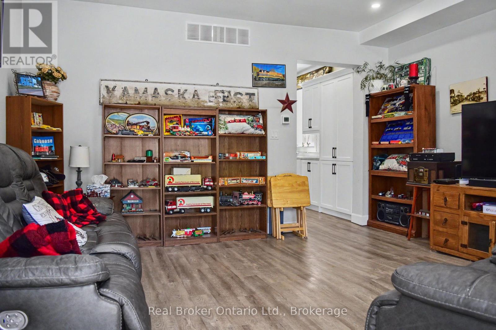 523 MILL STREET - 6