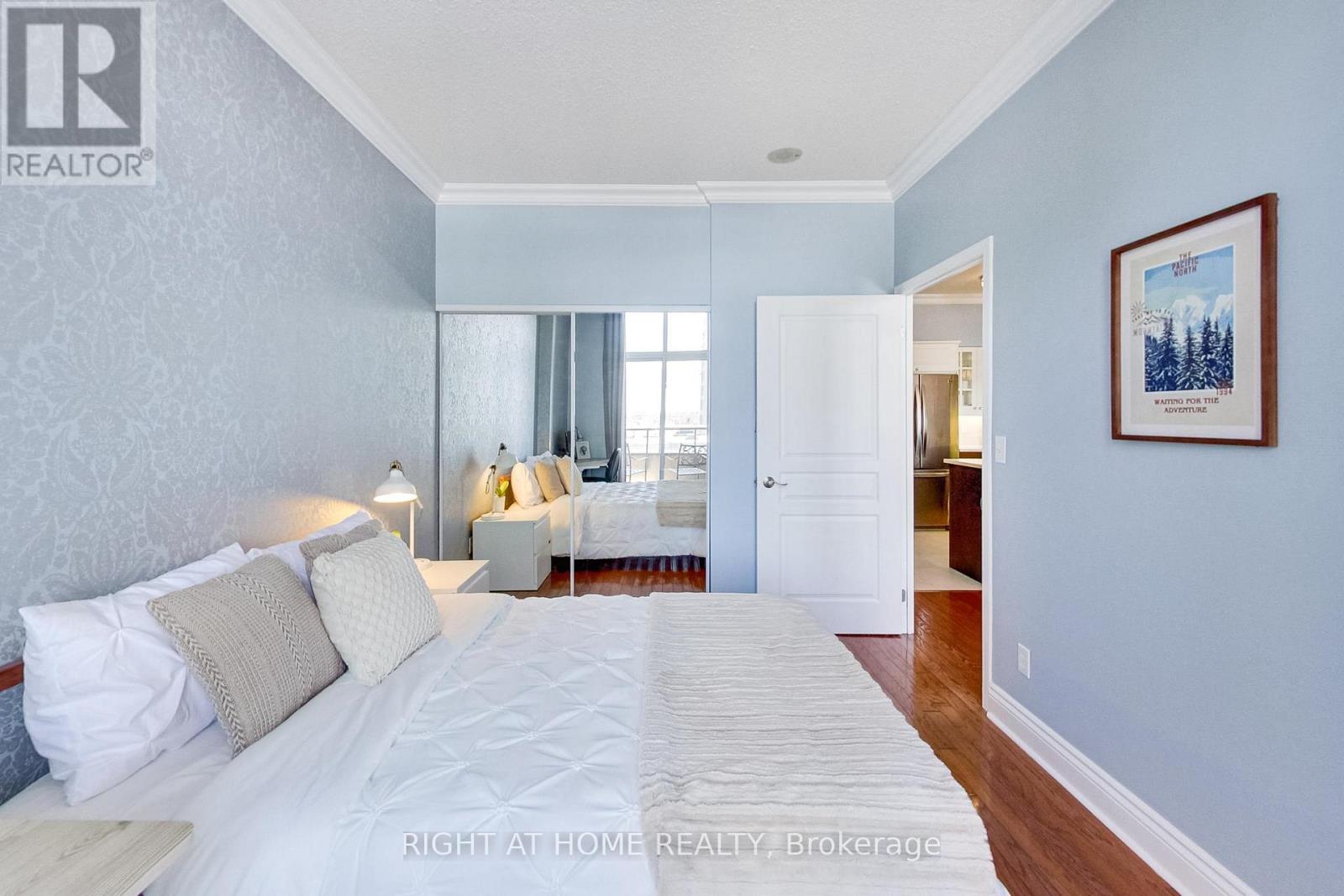 #PH6 55 HARRISON GARDEN BOULEVARD - 17