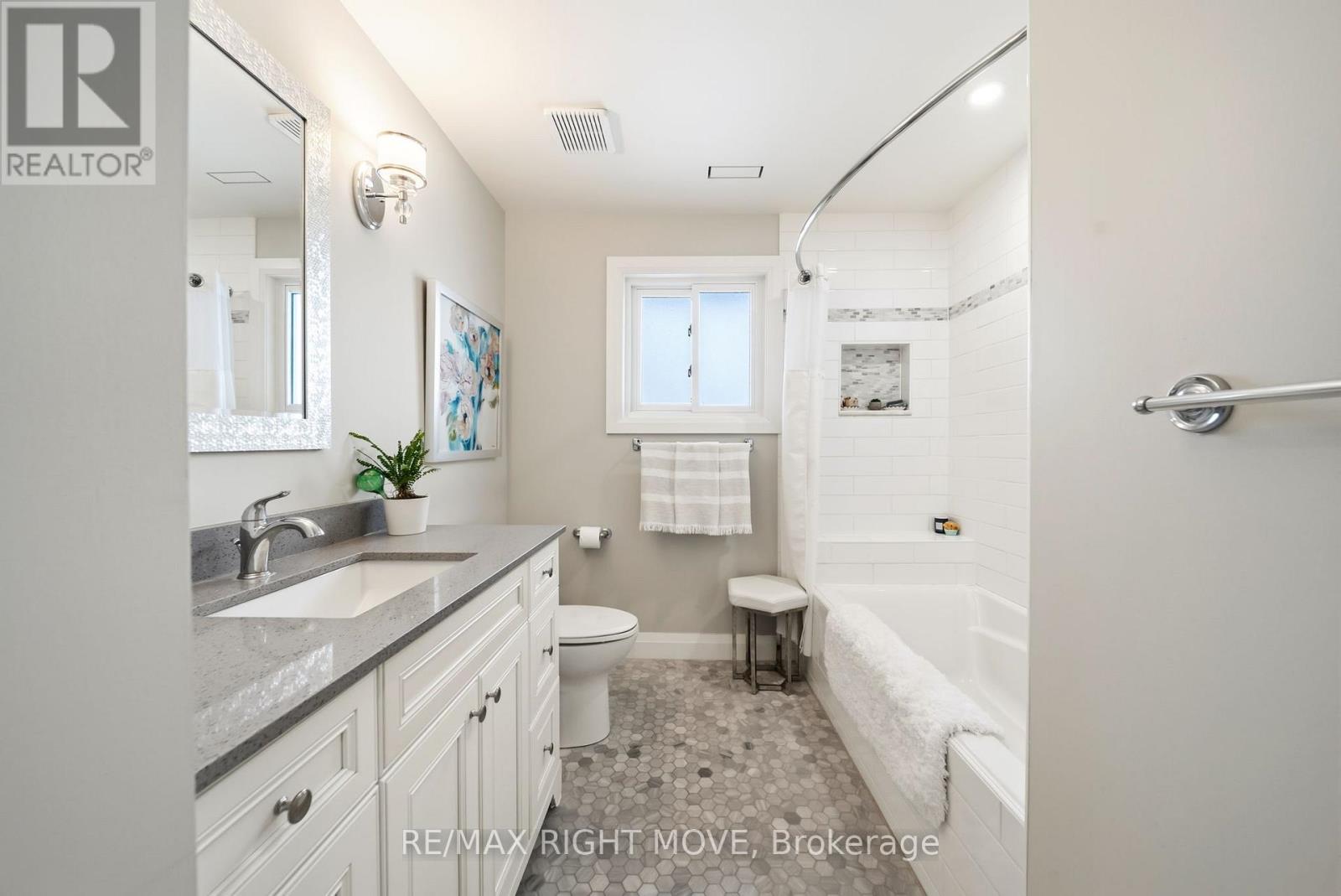 #205 585 ATHERLEY ROAD - 33