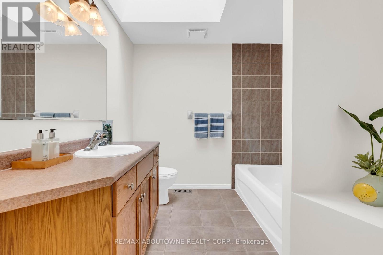 32 JENSON BOULEVARD - 28