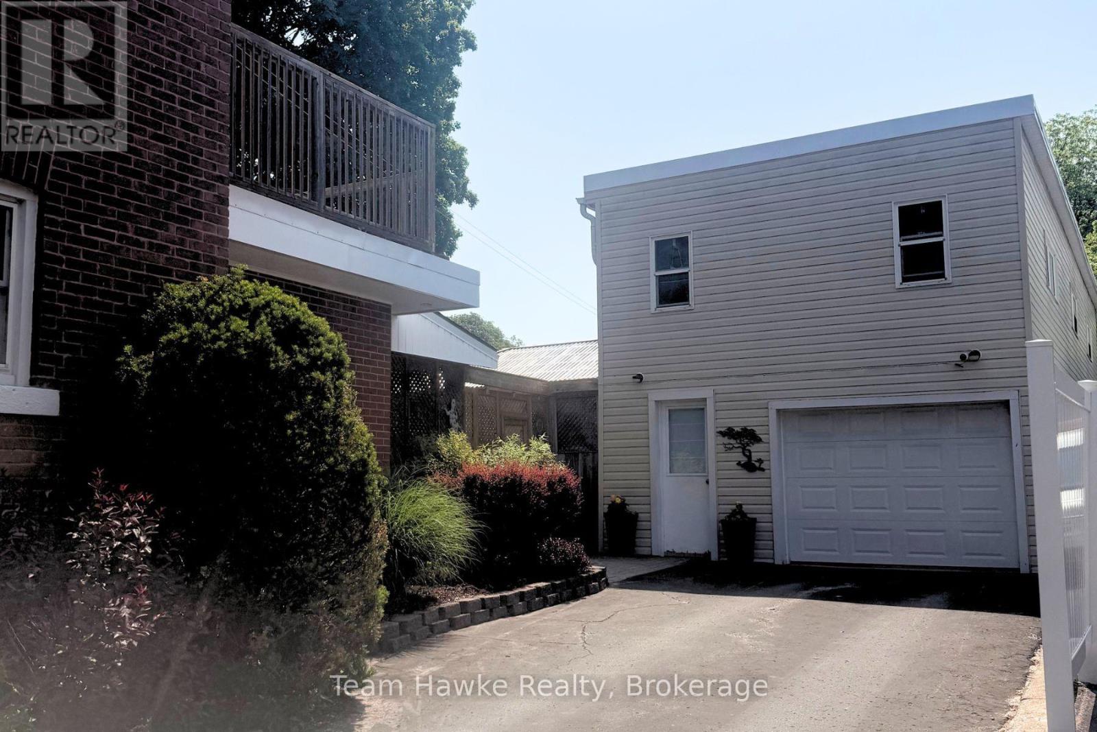 443 ELIZABETH STREET - 3