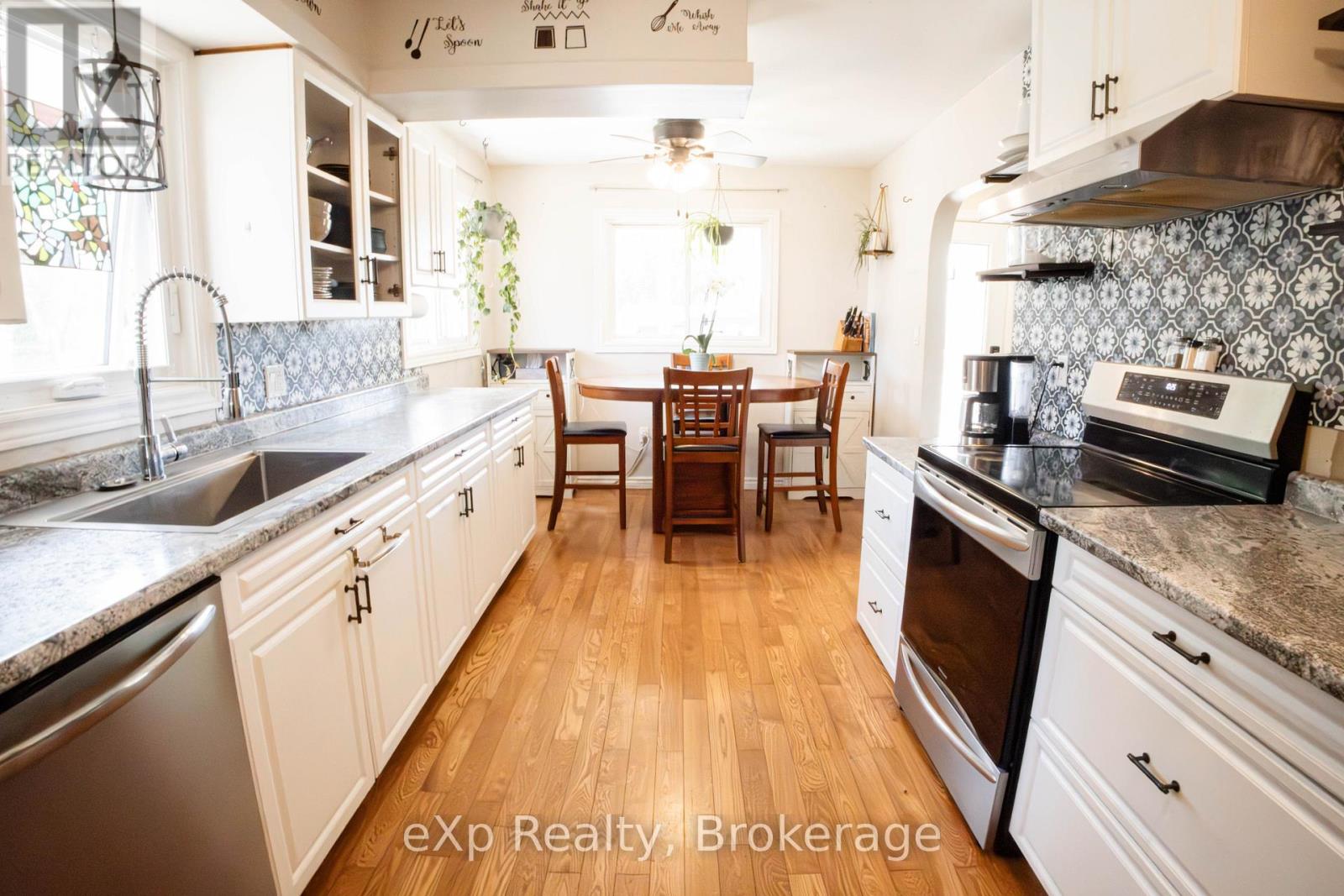 64 RAGLAN STREET W - 11