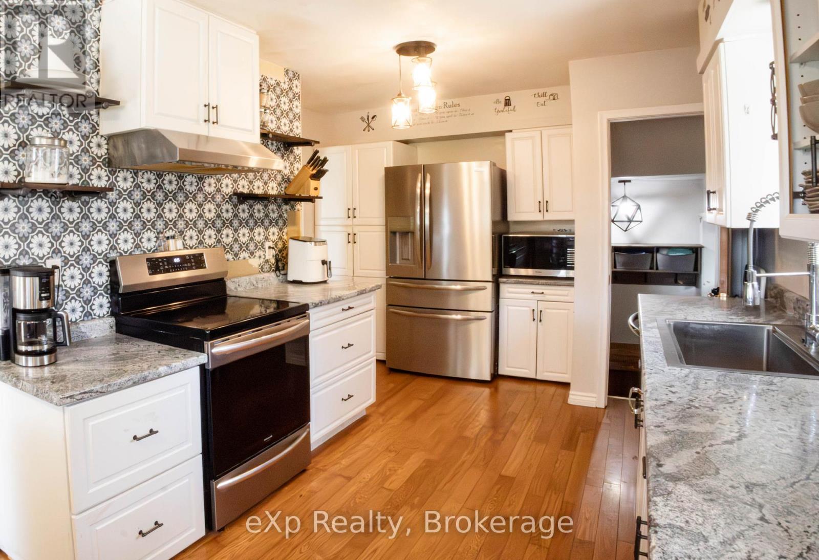 64 RAGLAN STREET W - 13