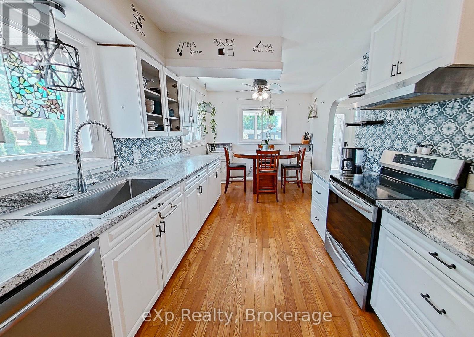 64 RAGLAN STREET W - 9