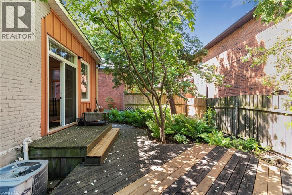 18 PEARL Street S - 27