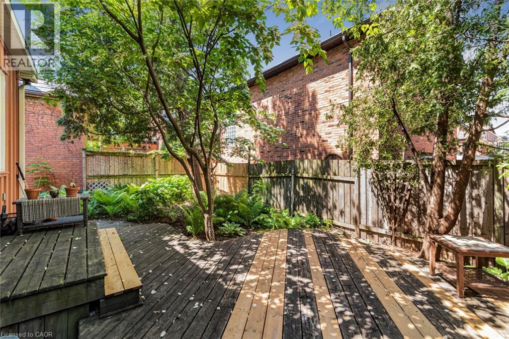 18 PEARL Street S - 30