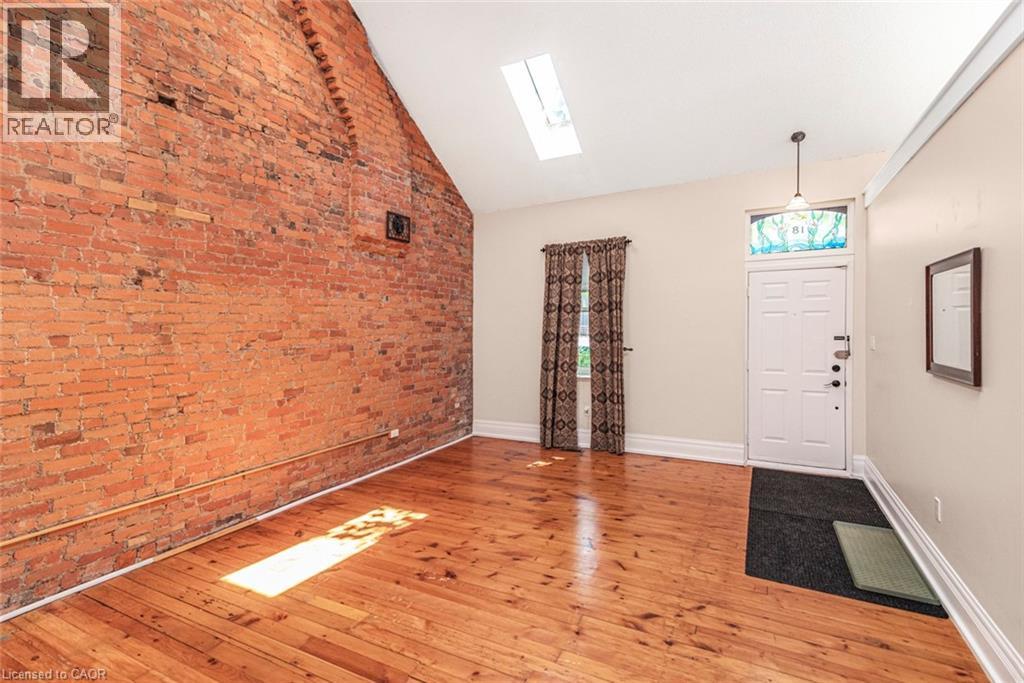 18 PEARL Street S - 4