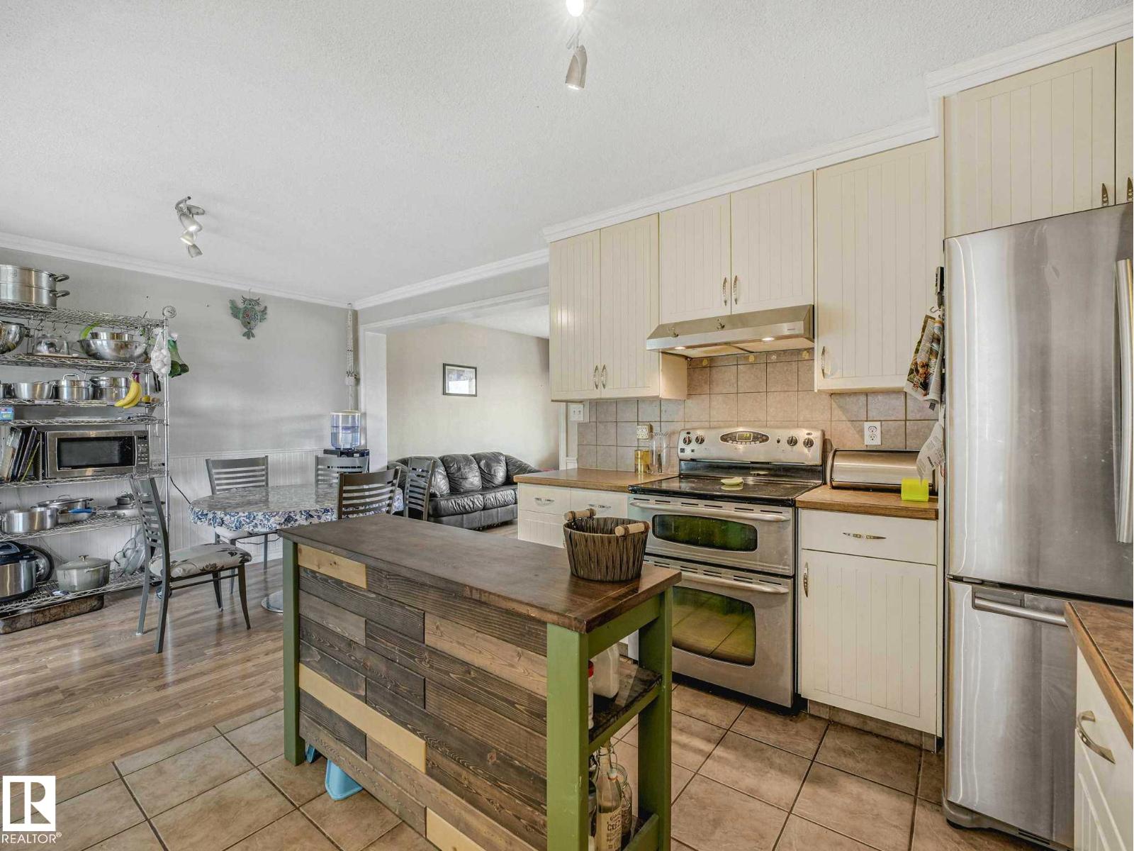 4902 52 AV — photo 14