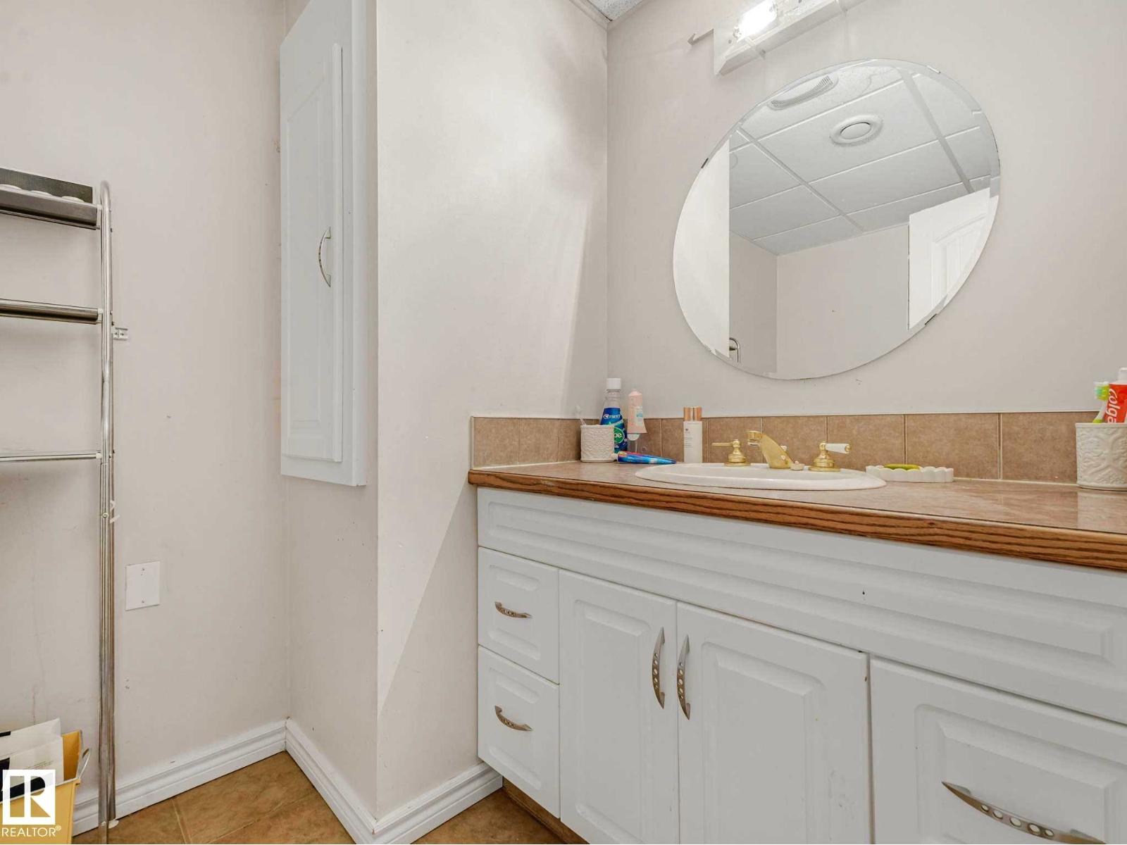 4902 52 AV — photo 38