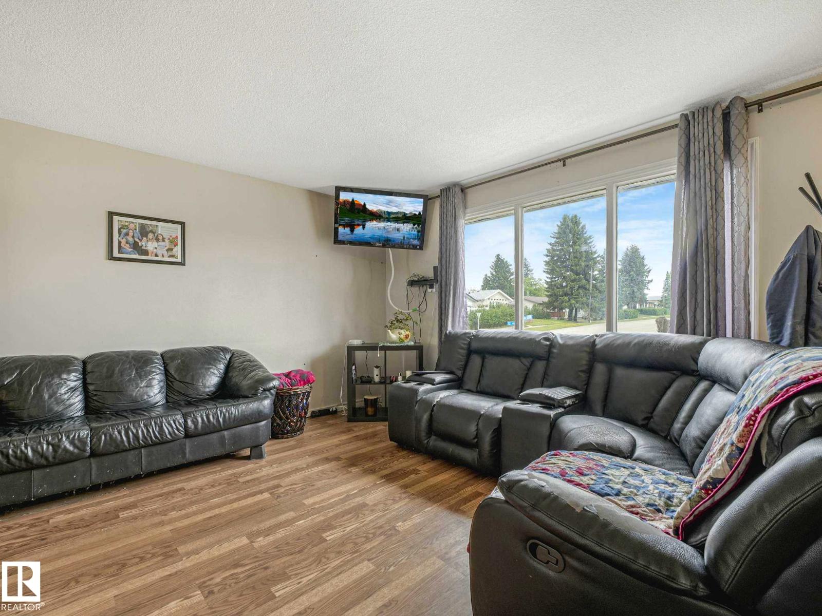 4902 52 AV — photo 8