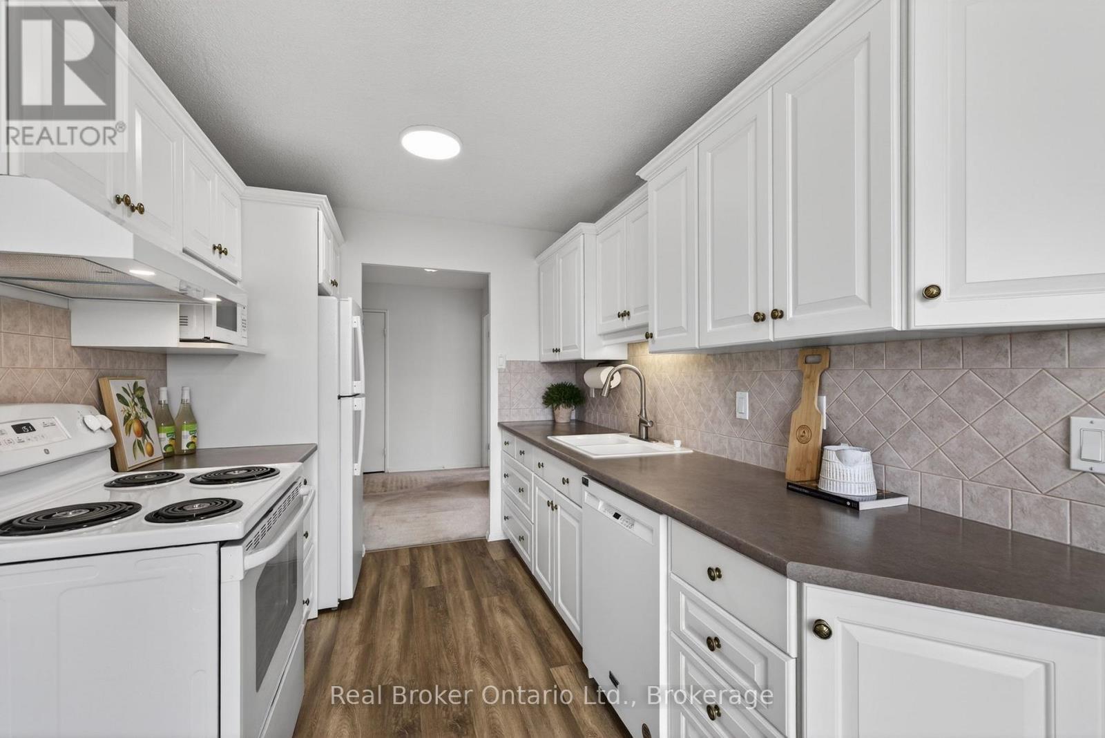 #811 23 WOODLAWN ROAD E - 22