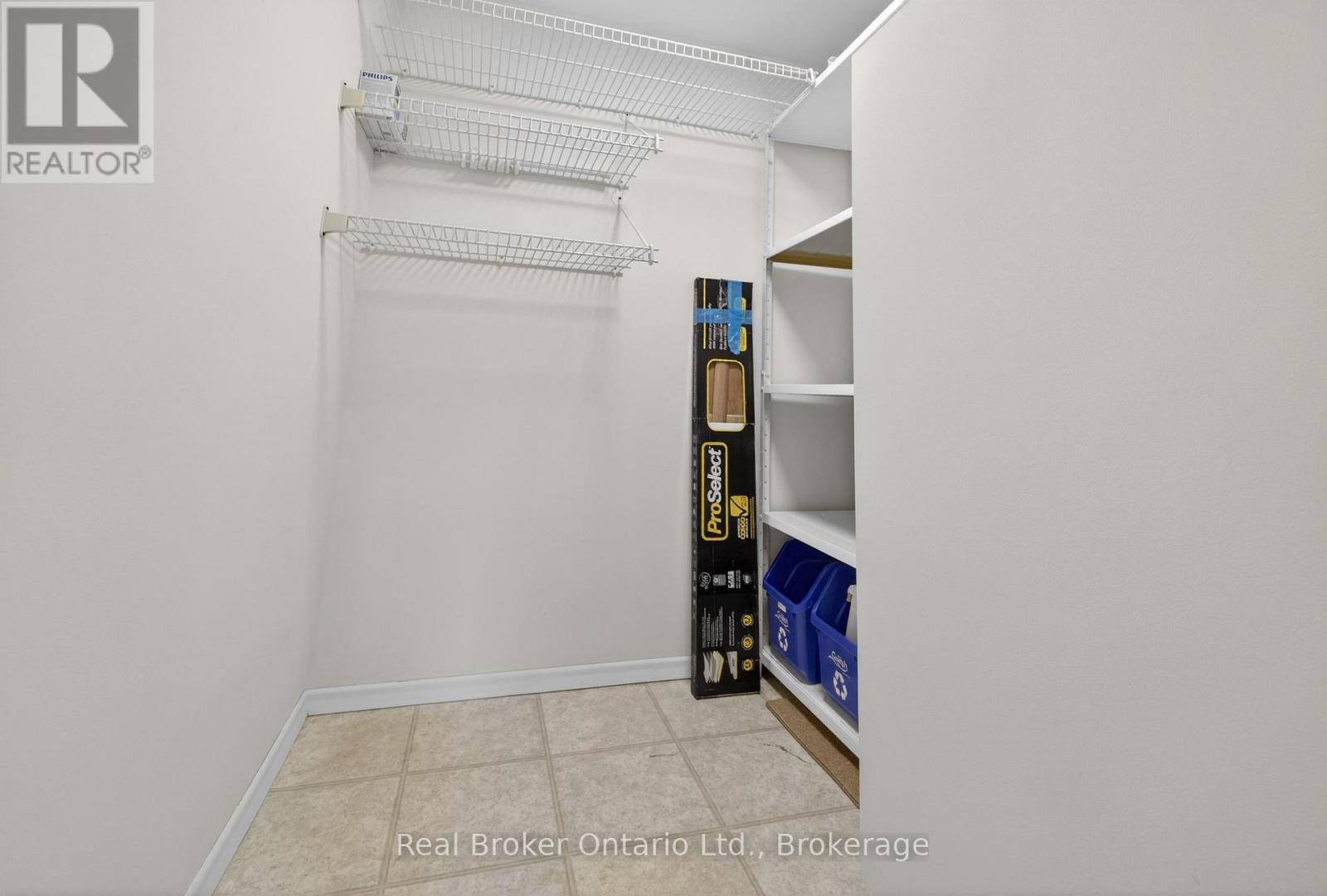 #811 23 WOODLAWN ROAD E - 37
