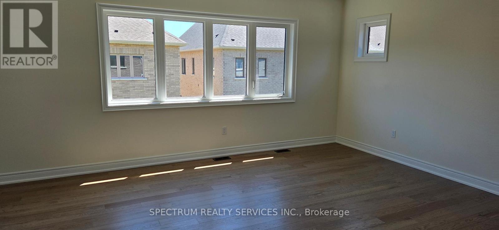 21 LORRAIN HAND CRESCENT - 13