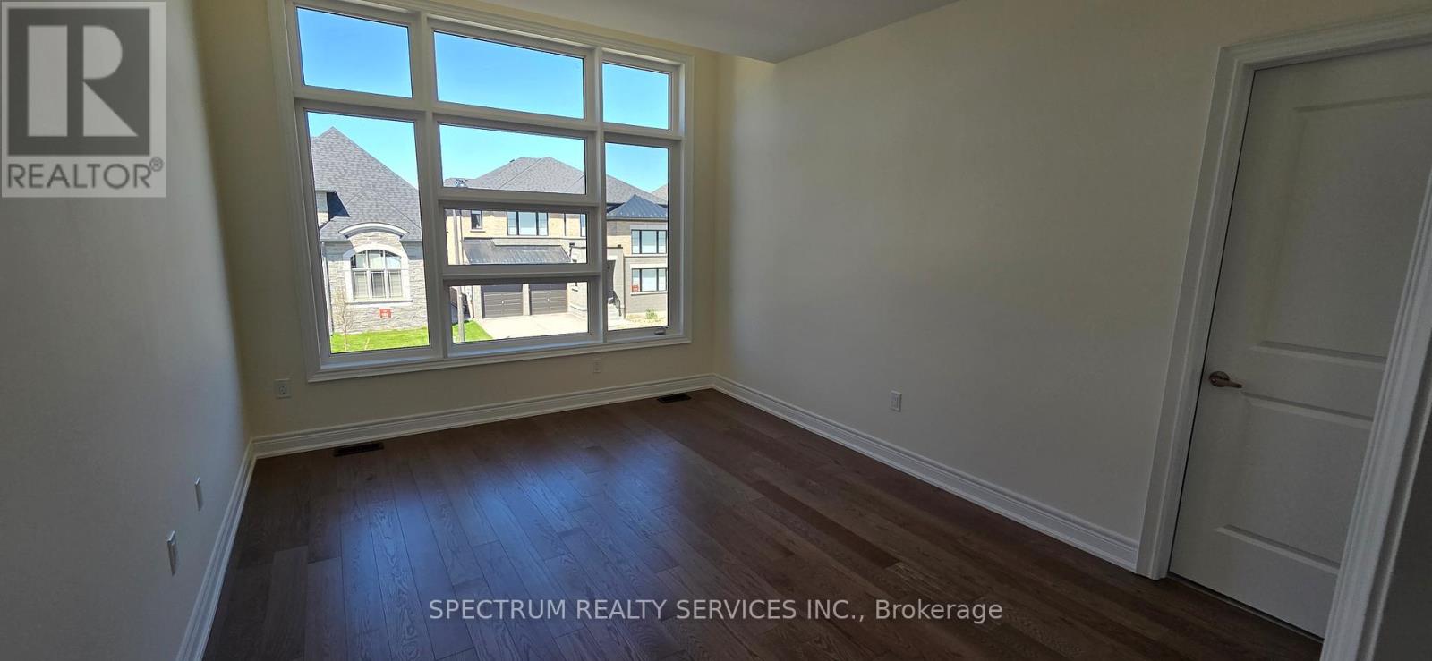 21 LORRAIN HAND CRESCENT - 22