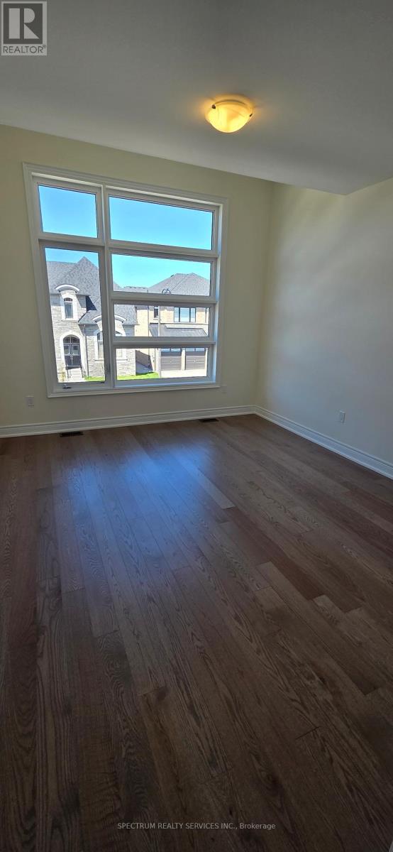 21 LORRAIN HAND CRESCENT - 24