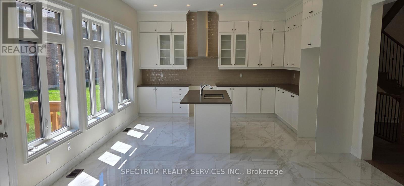 21 LORRAIN HAND CRESCENT - 4