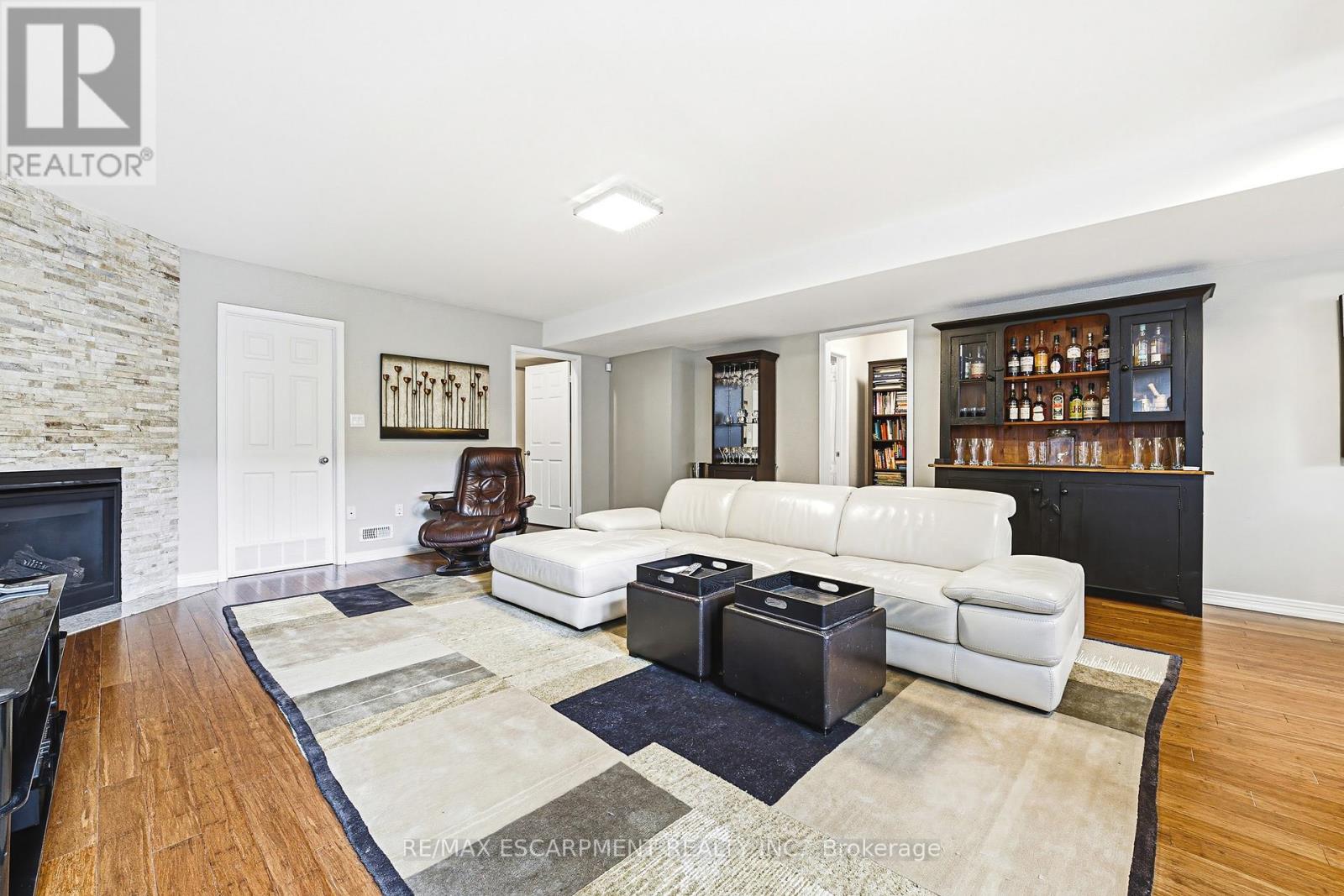 #7 4220 SARAZEN DRIVE - 23