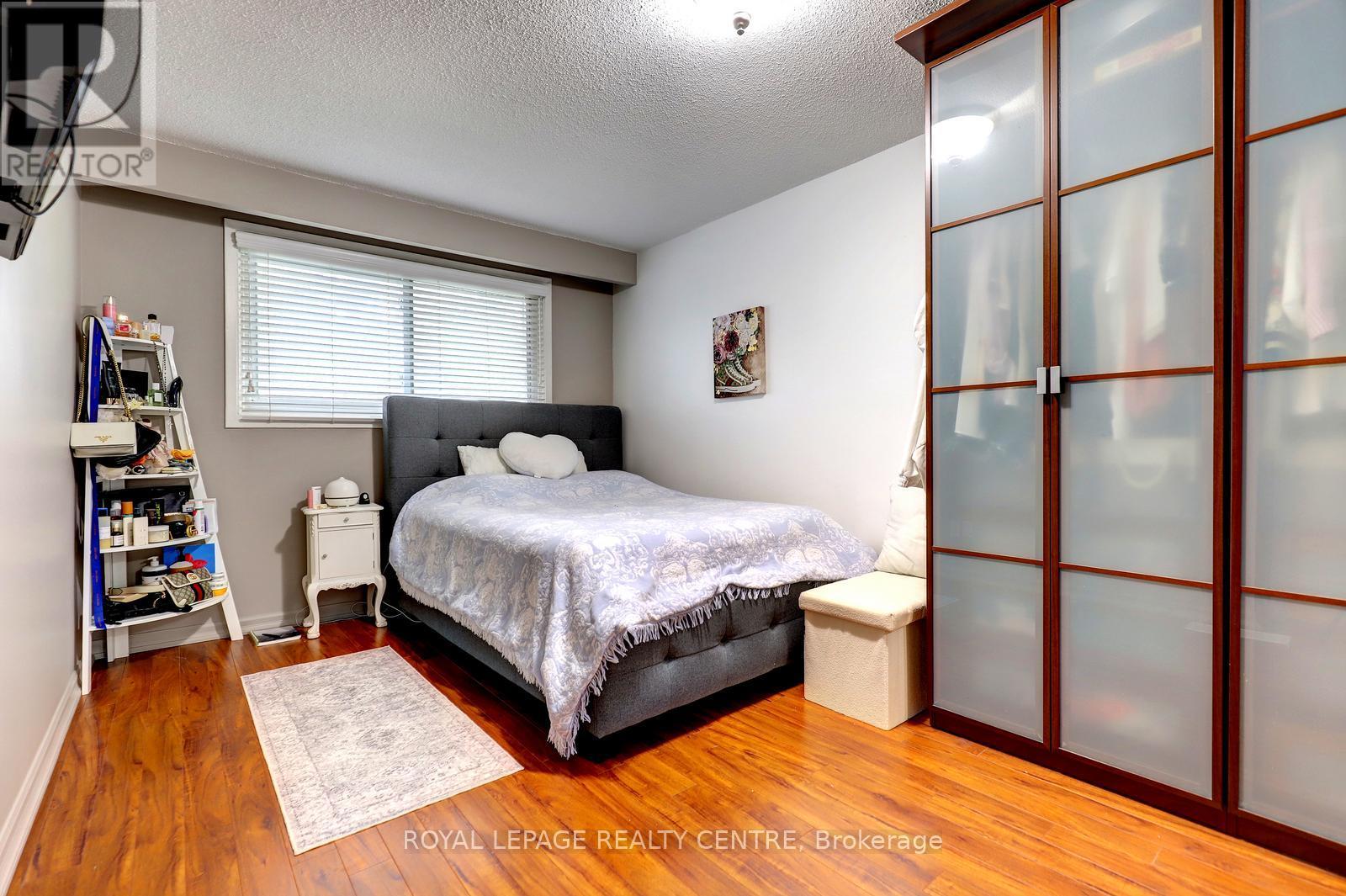 #60 3025 CEDARGLEN GATE - 24