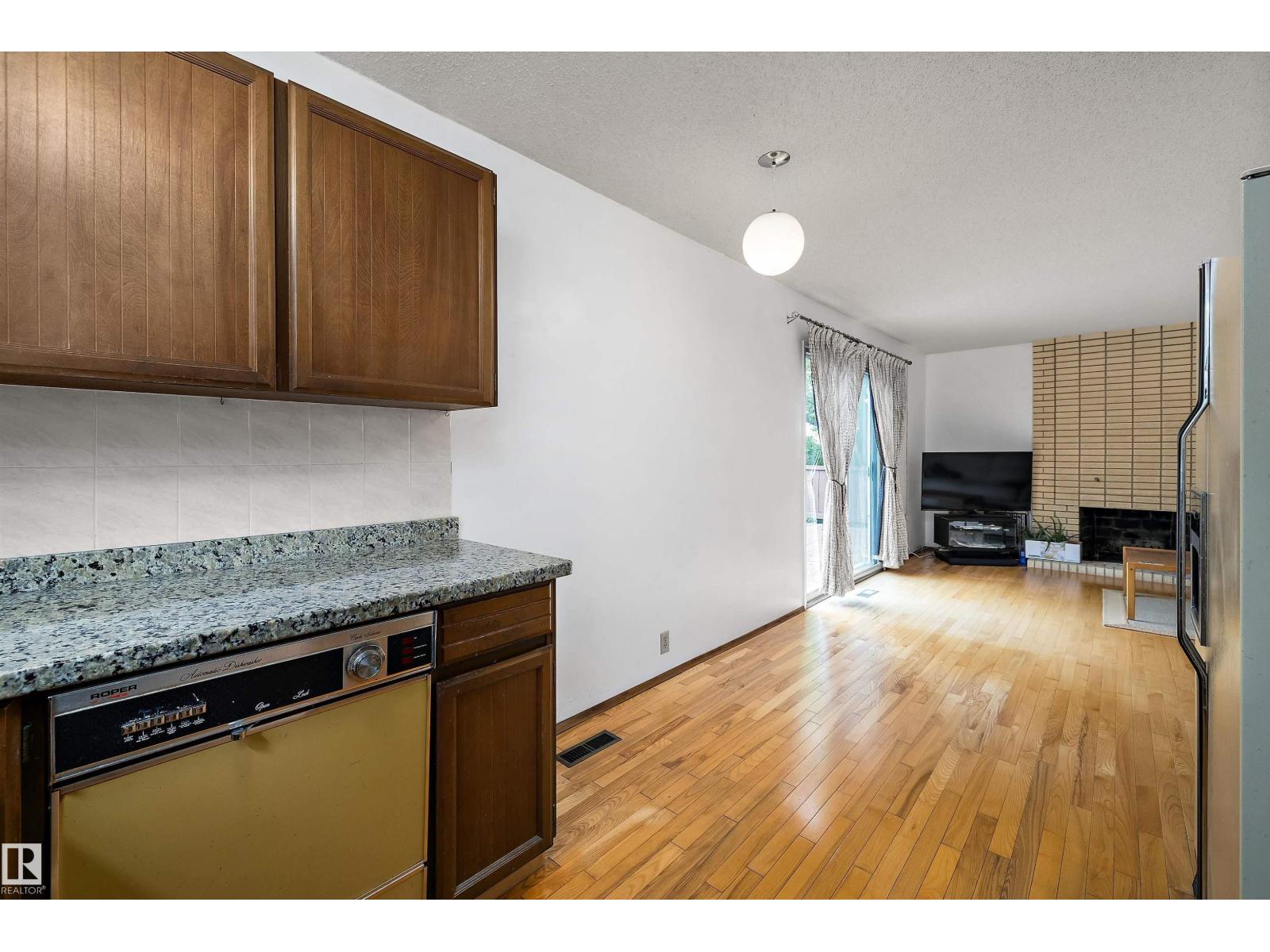 6816 40 AV NW — photo 18
