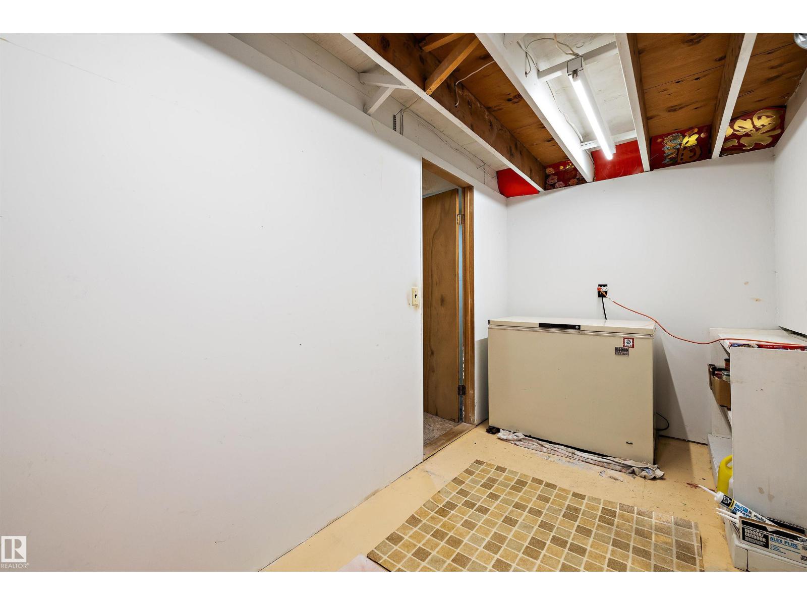6816 40 AV NW — photo 32