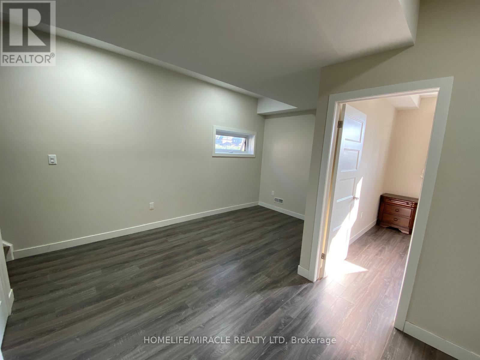 939 WEST VILLAGE SQUARE - 32