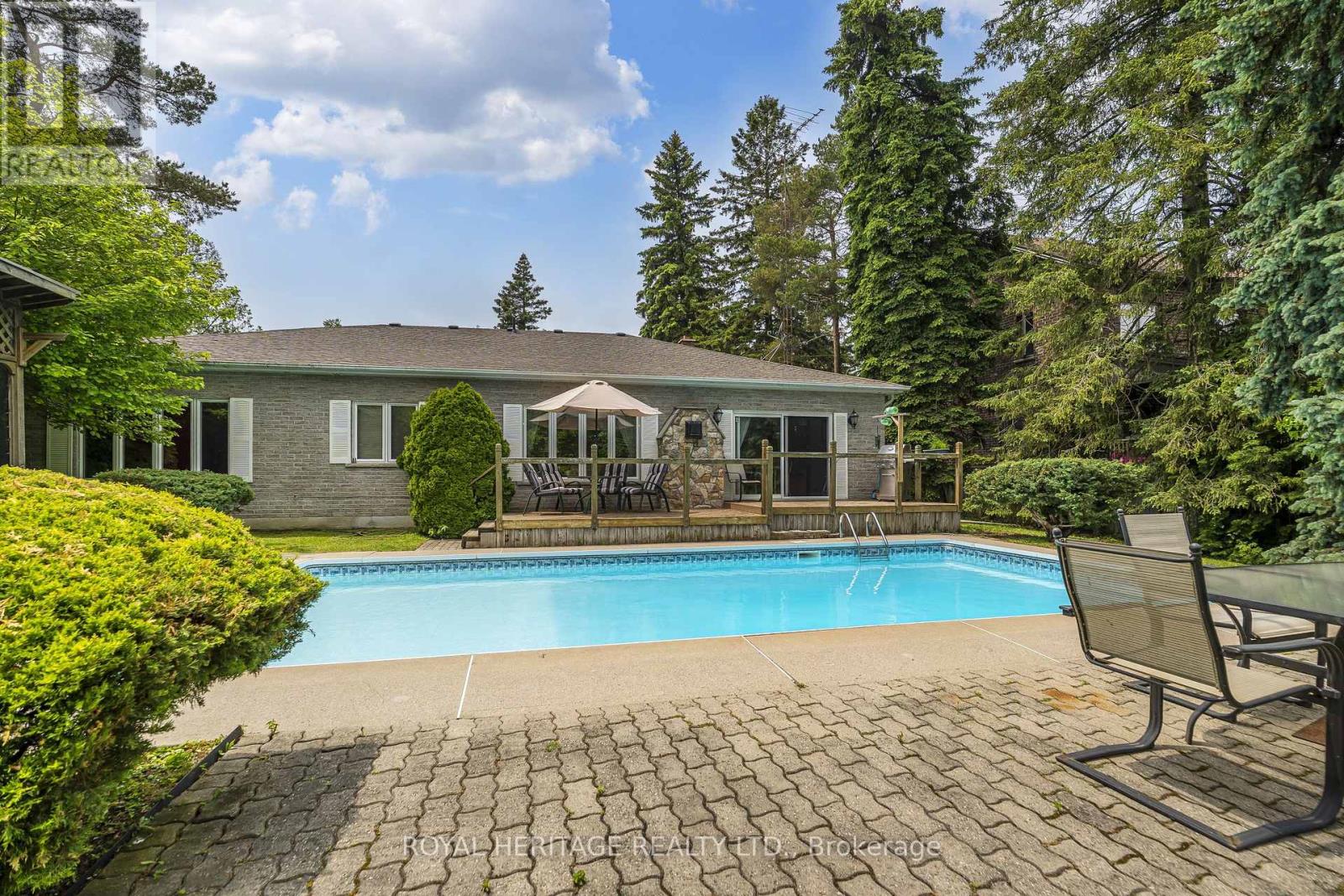 527 ROUGEMOUNT DRIVE - 24